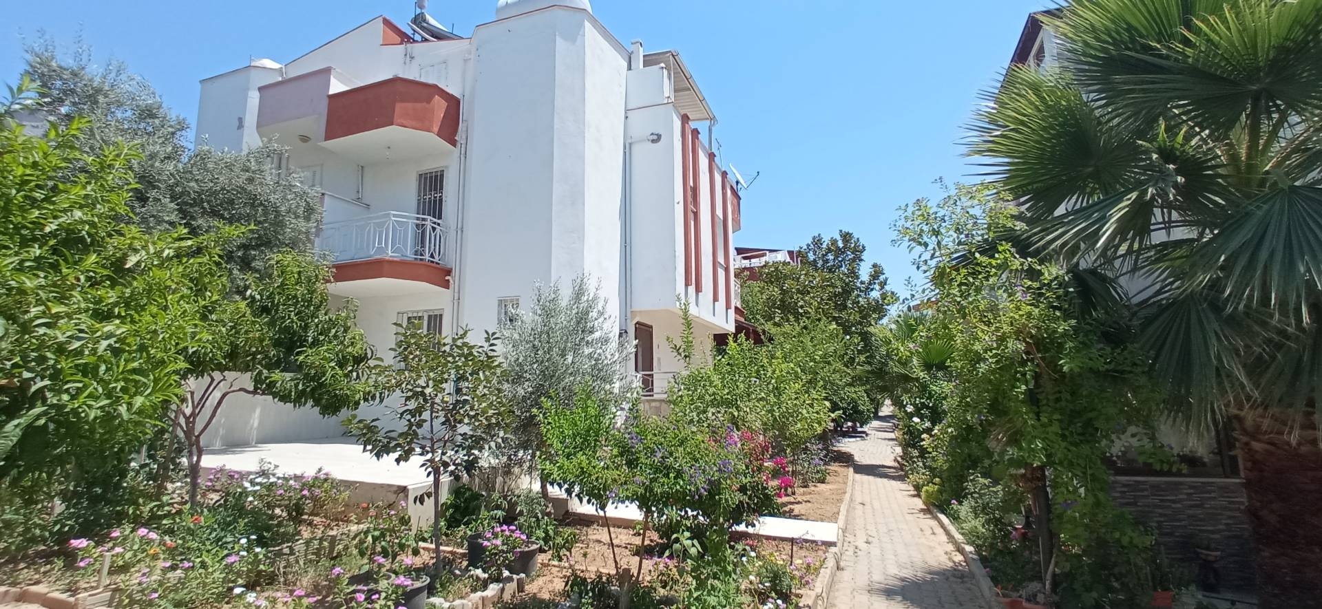 Aydın Kuşadası'nda Merkeze ve Plaja Yakın, 4+1, Tripleks Villa