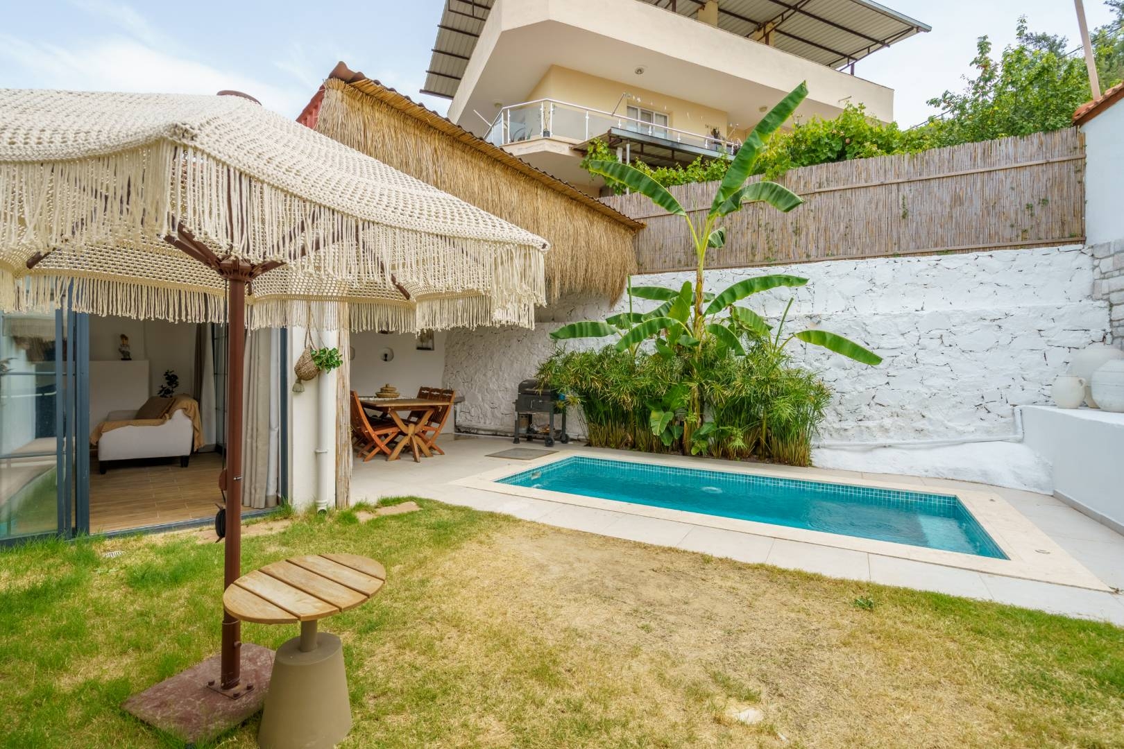 Kuşadası Kirazlı'da Huzurun Kucağında, Özel Havuzlu, Lüks Taş Villa