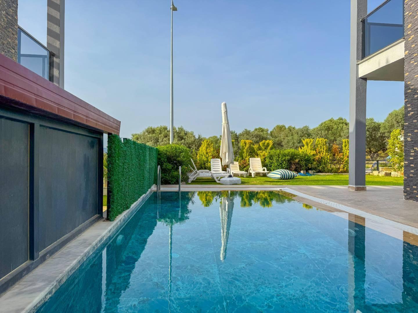 Kuşadası Soğucak'ta Deniz Manzaralı, Özel Havuzlu, Konforlu Villa-30114