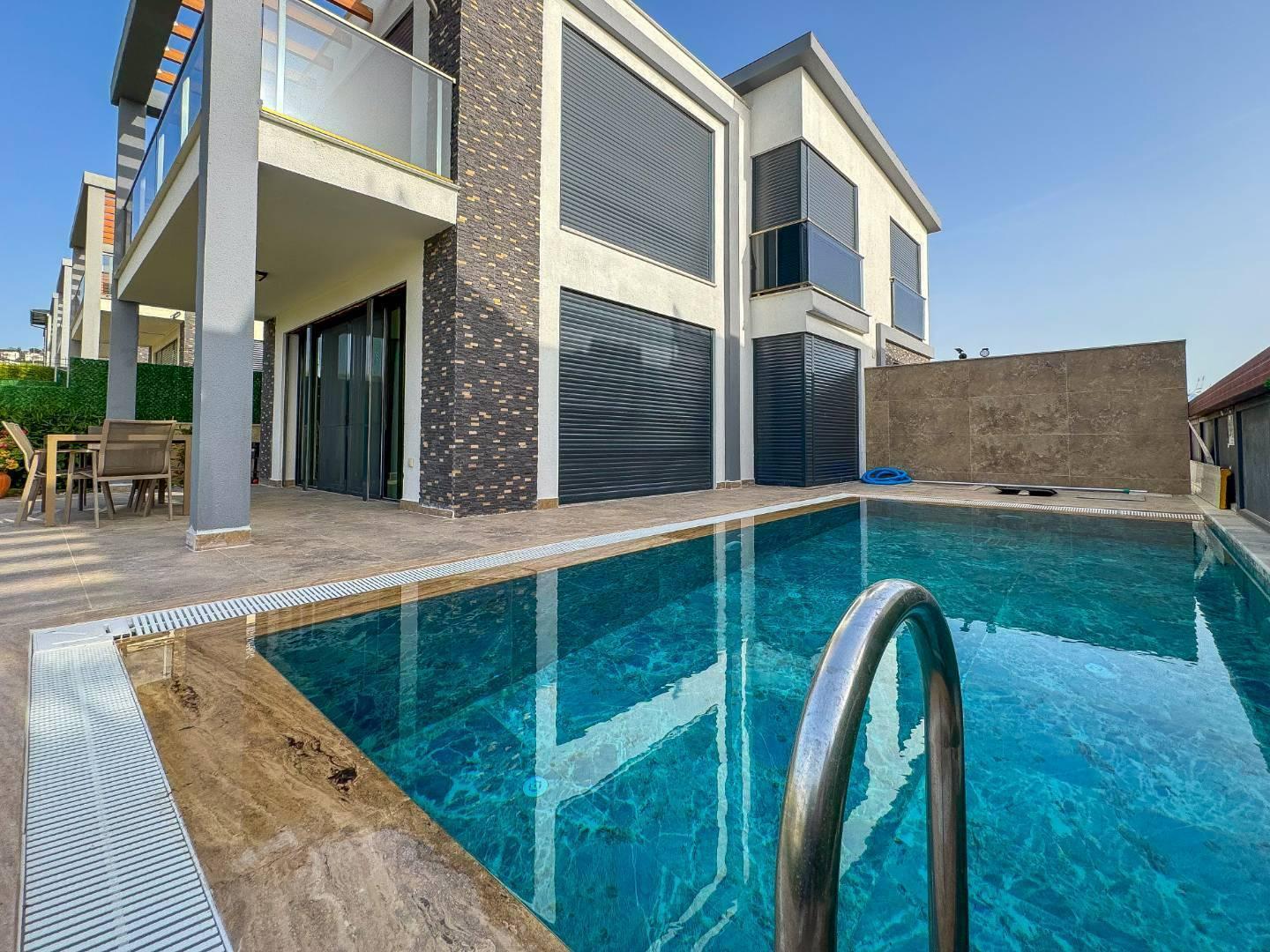 Kuşadası Soğucak'ta Deniz Manzaralı, Özel Havuzlu, Konforlu Villa-30114