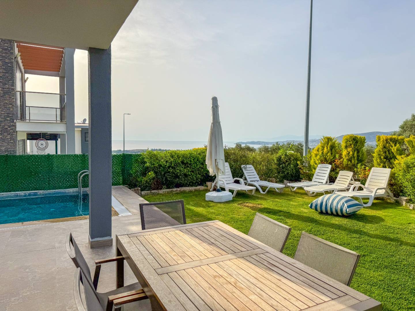 Kuşadası Soğucak'ta Deniz Manzaralı, Özel Havuzlu, Konforlu Villa