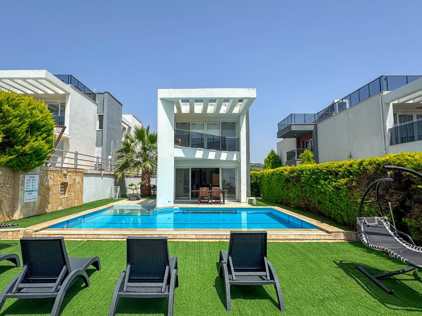 Kuşadası Soğucak'ta Kalabalık Ailelere Uygun, Özel Havuzlu, Şık Villa