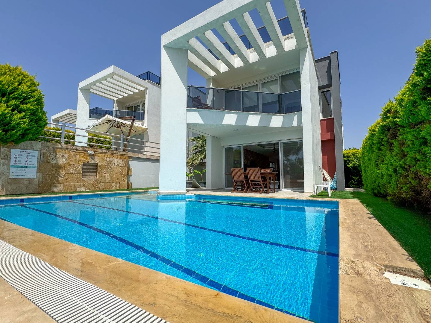 Kuşadası Soğucak'ta Kalabalık Ailelere Uygun, Özel Havuzlu, Şık Villa