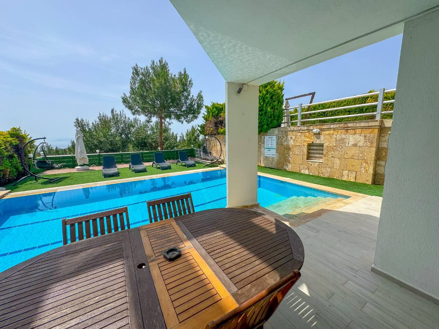 Kuşadası Soğucak'ta Kalabalık Ailelere Uygun, Özel Havuzlu, Şık Villa-19234
