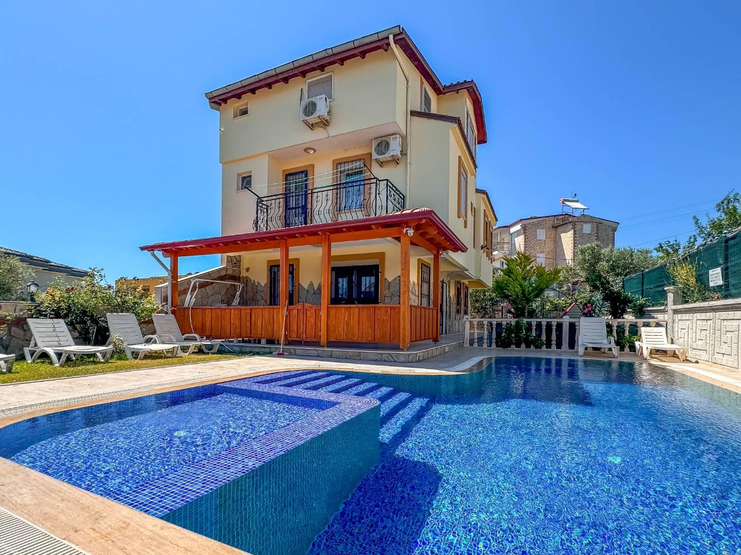 Kuşadası Soğucak'ta Geniş Ailelere Uygun, Özel Havuzlu, Ferah Villa-38004