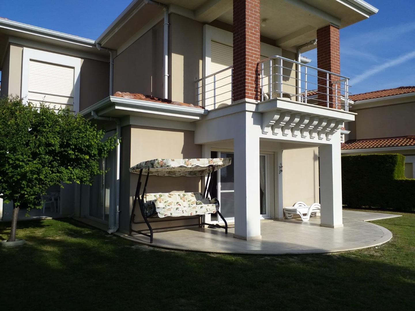 Kuşadası Soğucak'ta Merkeze Yakın Konumda, Ortak Havuzlu, Şık Villa-38323