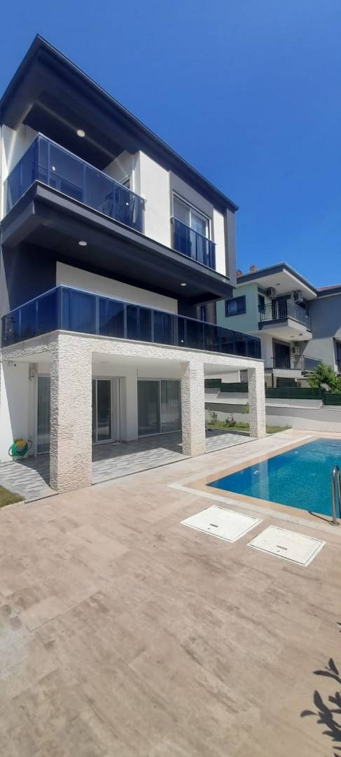 Kuşadası Soğucak'ta Merkezi Konumda, Özel Havuzlu, Konforlu Villa