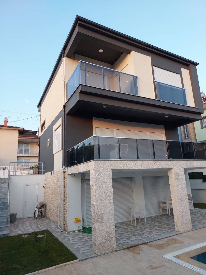 Kuşadası Soğucak'ta Merkezi Konumda, Özel Havuzlu, Konforlu Villa