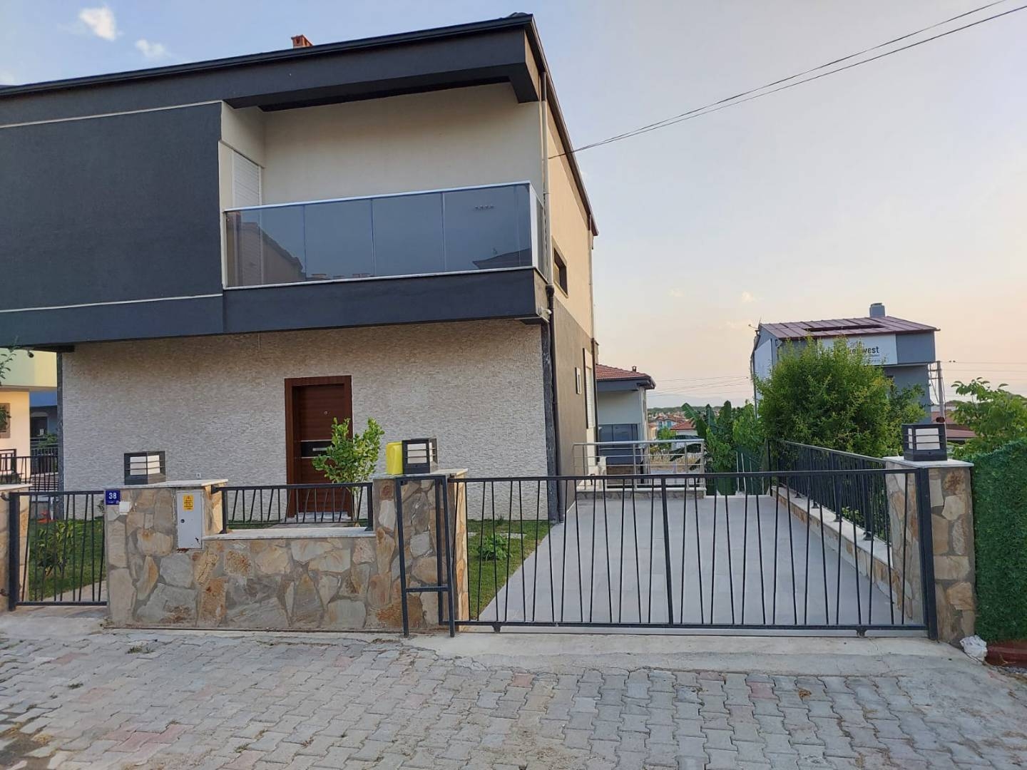 Kuşadası Soğucak'ta Merkezi Konumda, Özel Havuzlu, Konforlu Villa