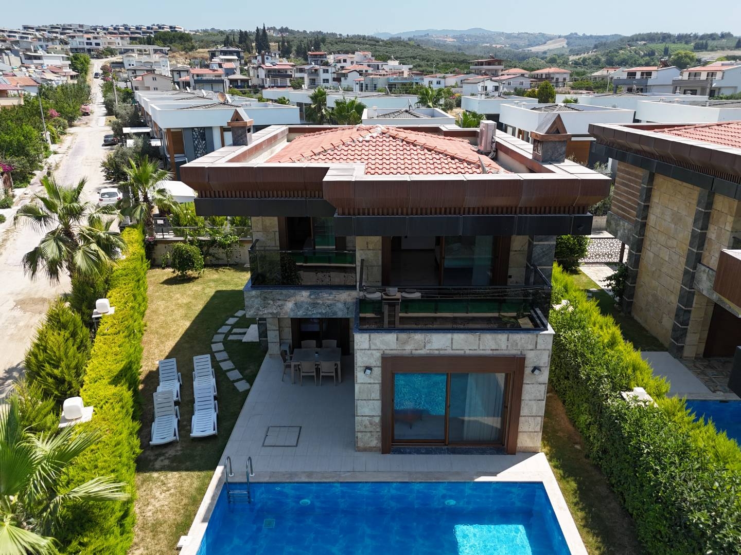 Kuşadası Soğucak'ta Modern Tasarımlı, Özel Havuzlu, Lüks Villa
