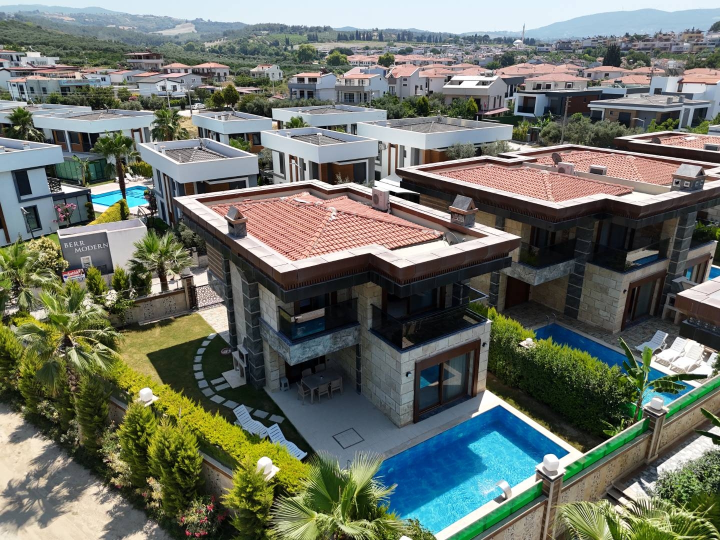 Kuşadası Soğucak'ta Modern Tasarımlı, Özel Havuzlu, Lüks Villa