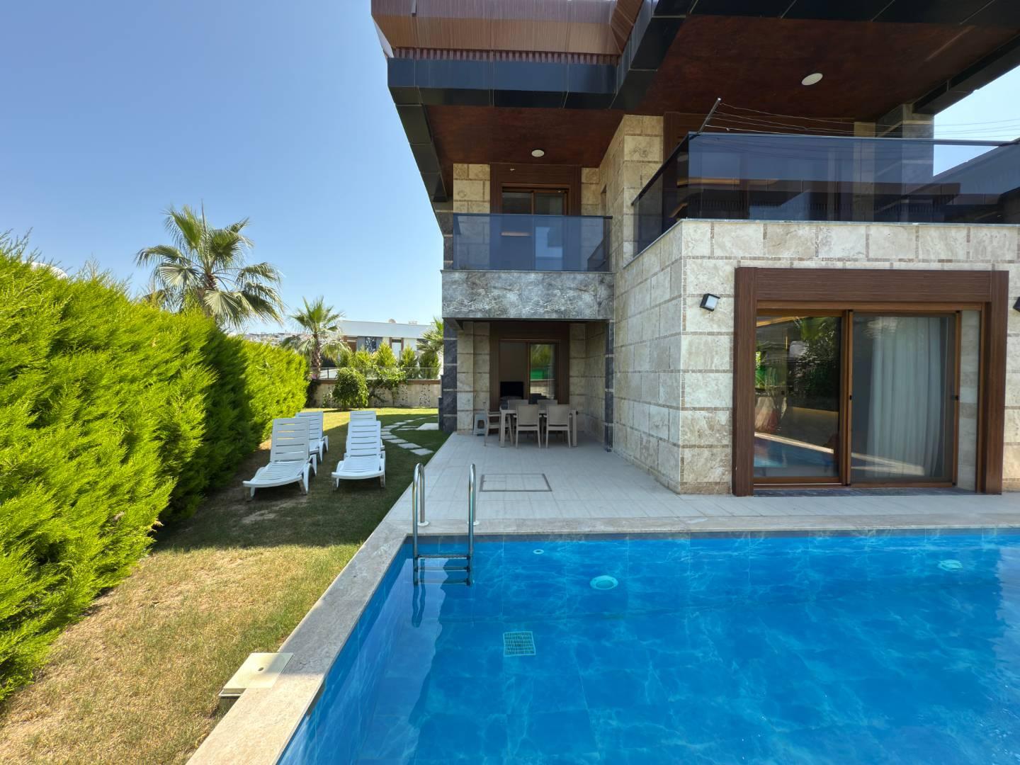 Kuşadası Soğucak'ta Modern Tasarımlı, Özel Havuzlu, Lüks Villa-42862