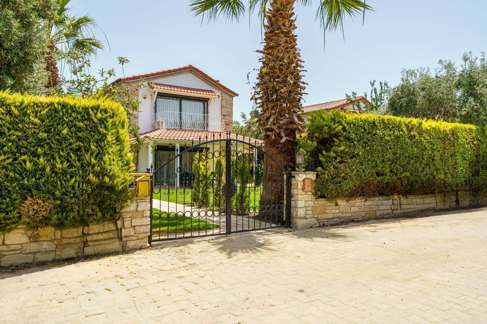 Aydın Kuşadası'nda Nezih Konumda, Geniş Ailelere Uygun, Taş Villa