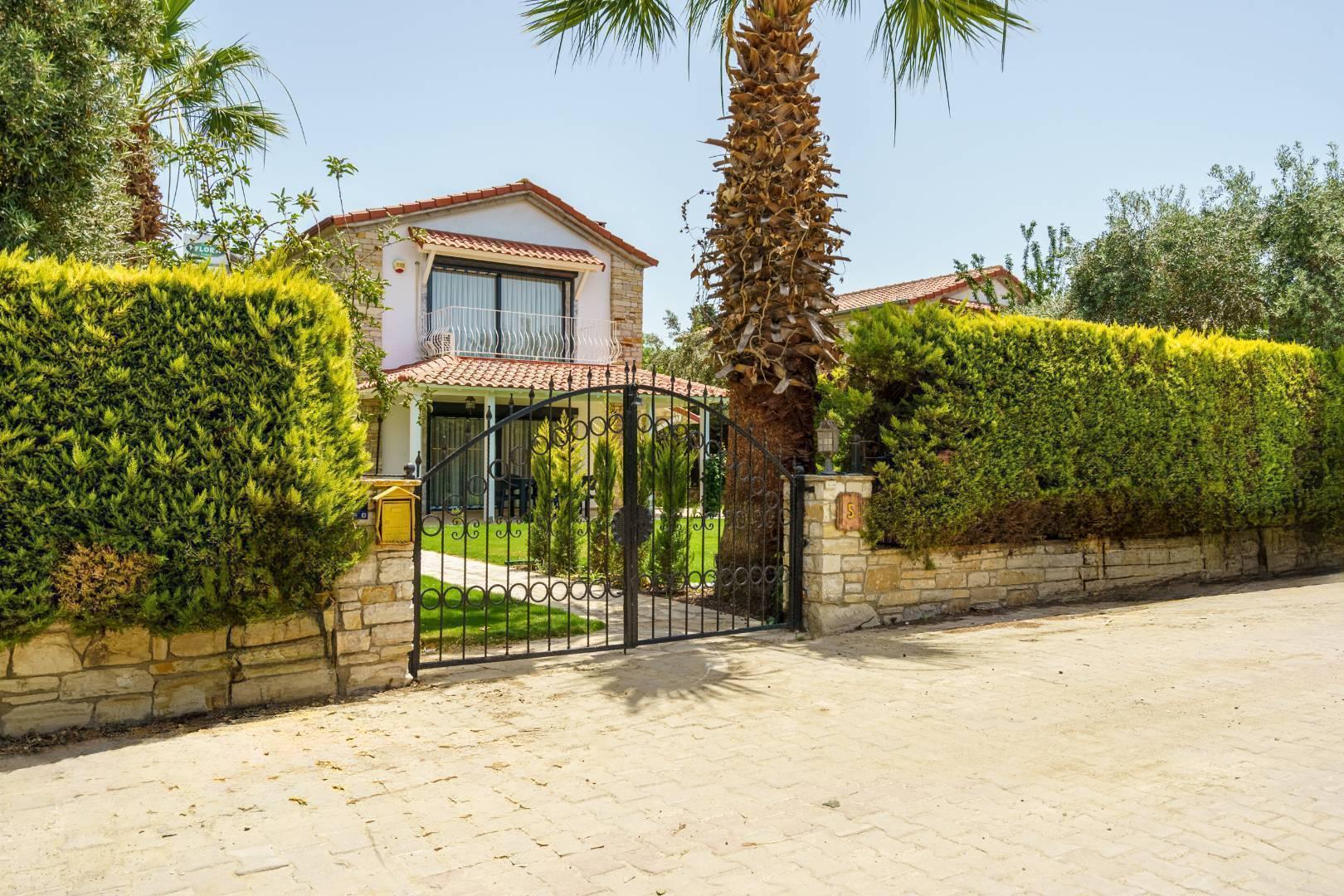 Aydın Kuşadası'nda Nezih Konumda, Geniş Ailelere Uygun, Taş Villa-38901