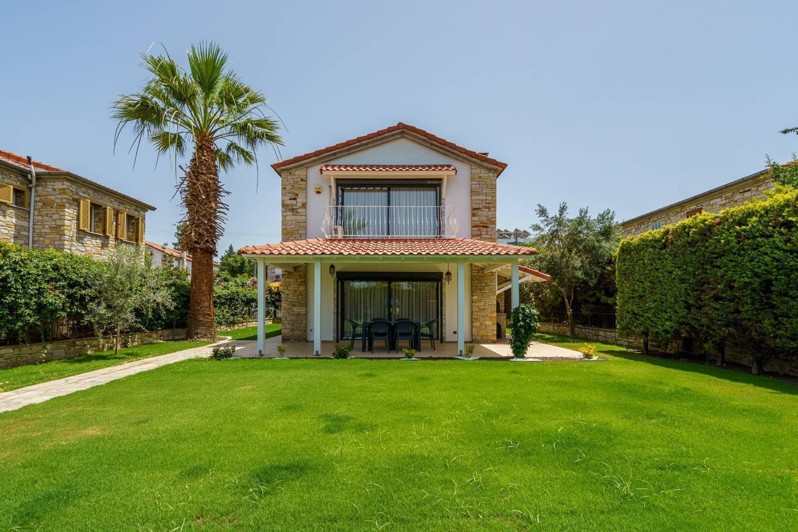 Aydın Kuşadası'nda Nezih Konumda, Geniş Ailelere Uygun, Taş Villa