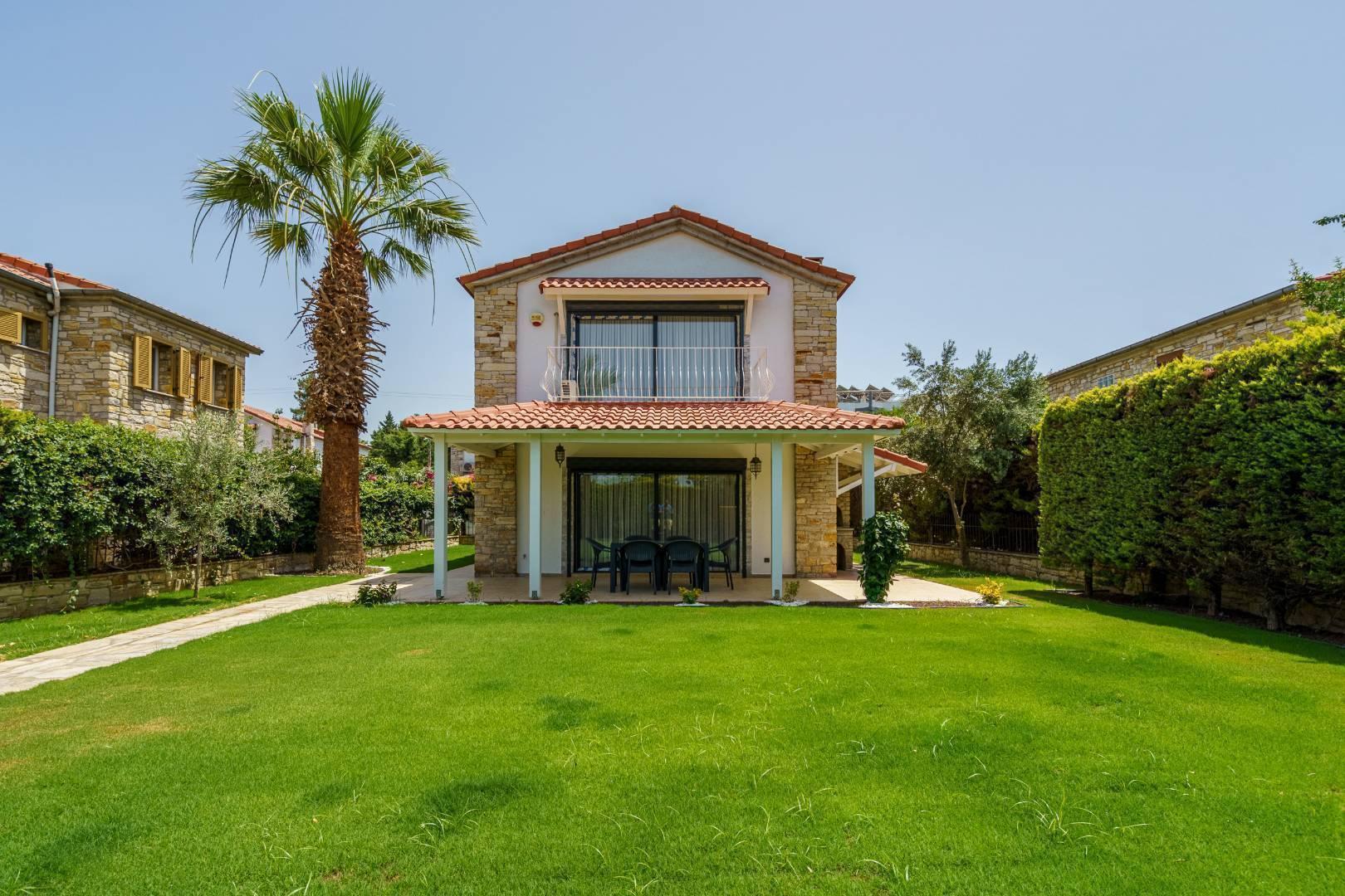 Aydın Kuşadası'nda Nezih Konumda, Geniş Ailelere Uygun, Taş Villa-38901