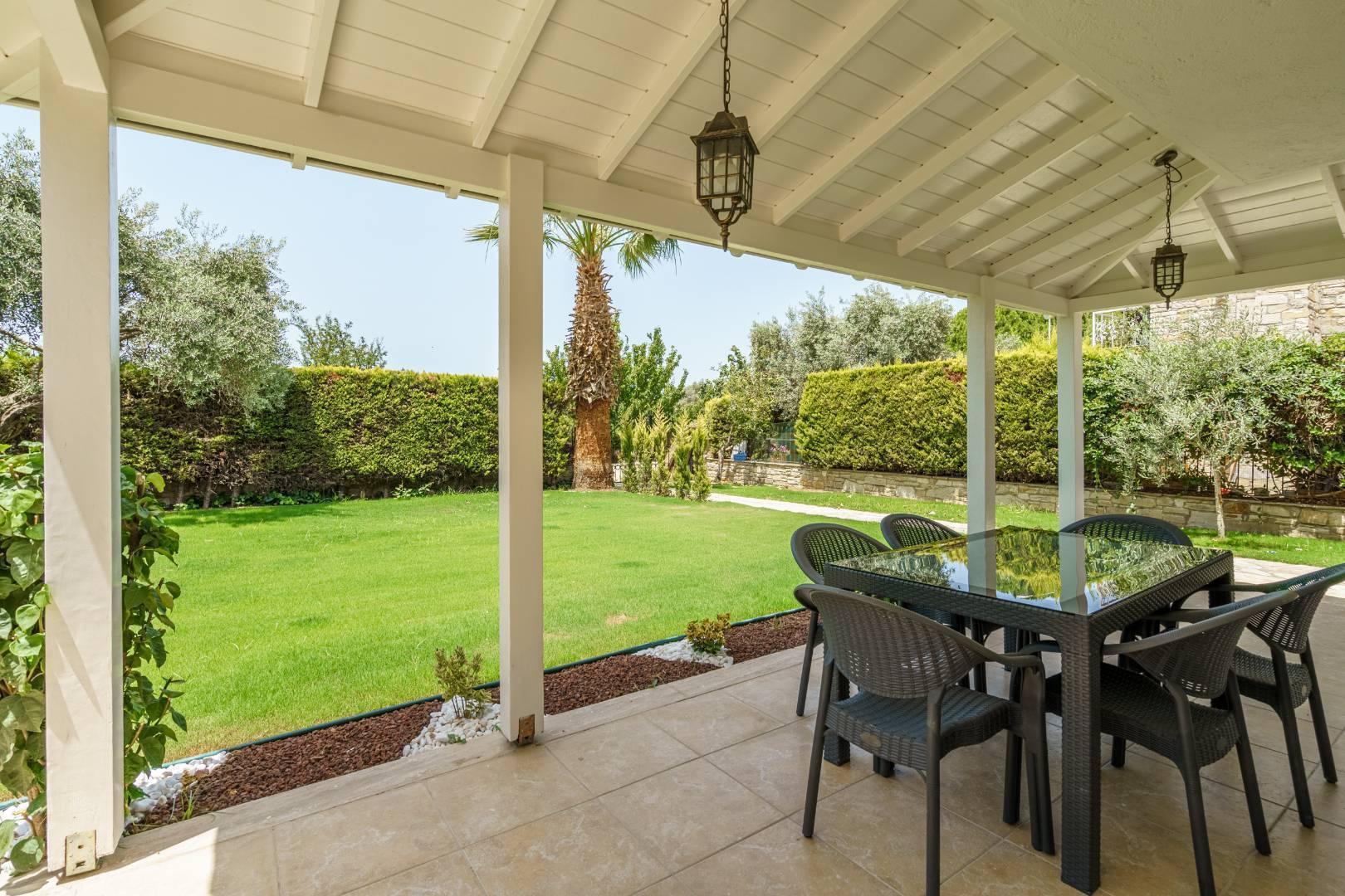 Aydın Kuşadası'nda Nezih Konumda, Geniş Ailelere Uygun, Taş Villa-38901