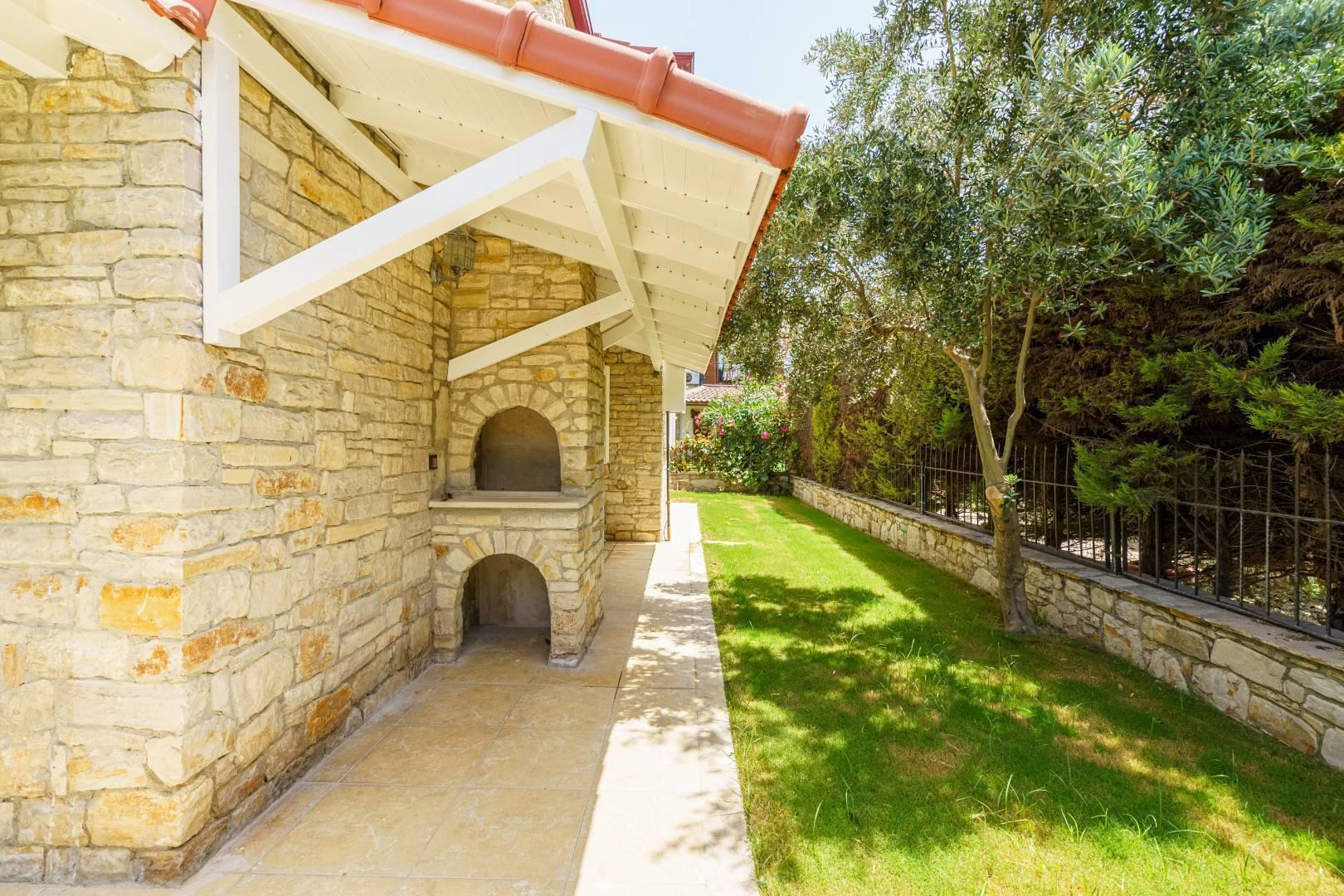 Aydın Kuşadası'nda Nezih Konumda, Geniş Ailelere Uygun, Taş Villa-38901