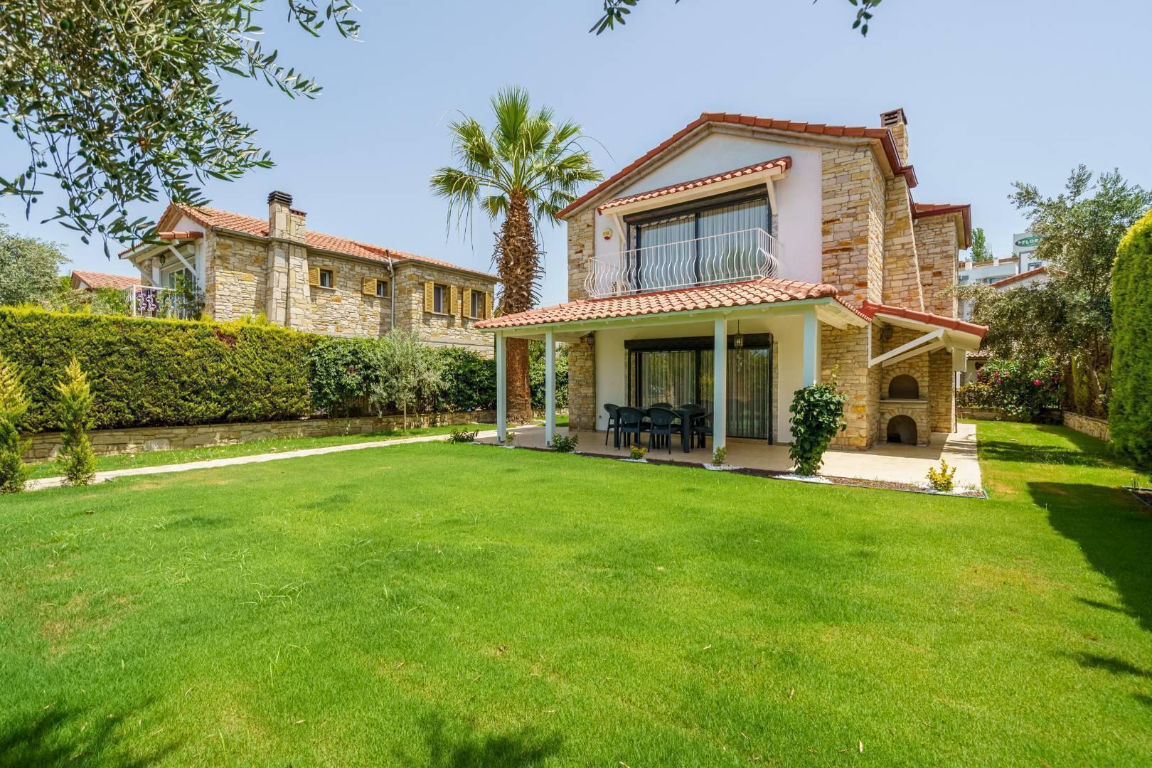 Aydın Kuşadası'nda Nezih Konumda, Geniş Ailelere Uygun, Taş Villa-38901