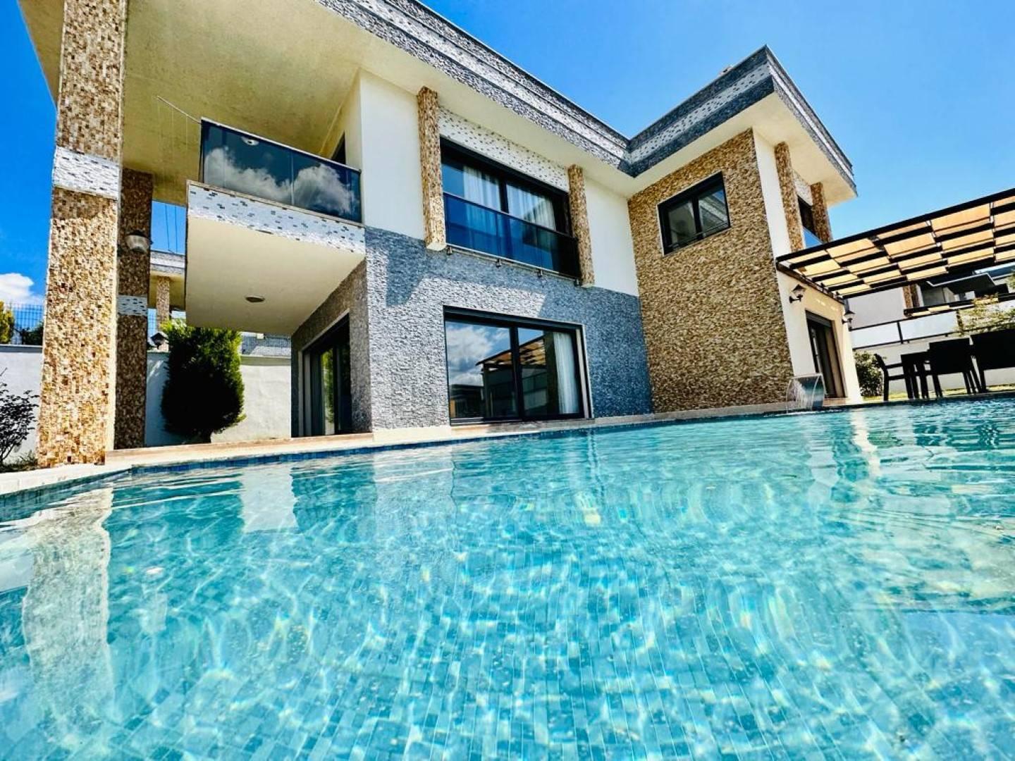 Kuşadası'nda Elverişli Konumda, Bahçeli, Özel Havuzlu, Konforlu Villa-25768