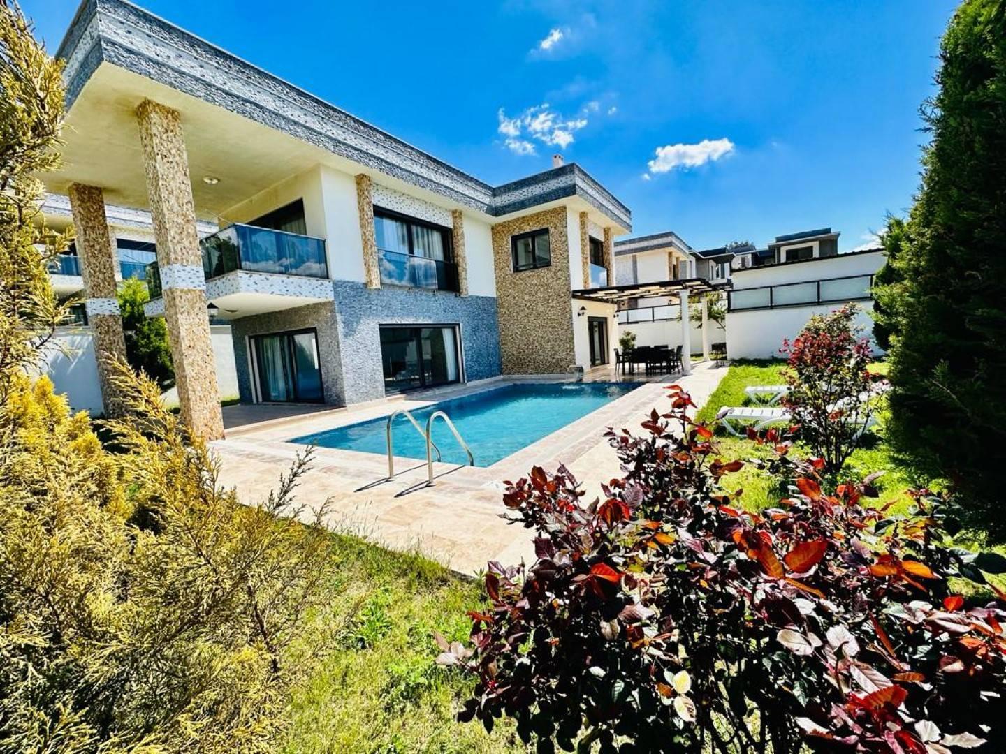 Kuşadası'nda Elverişli Konumda, Bahçeli, Özel Havuzlu, Konforlu Villa-25768