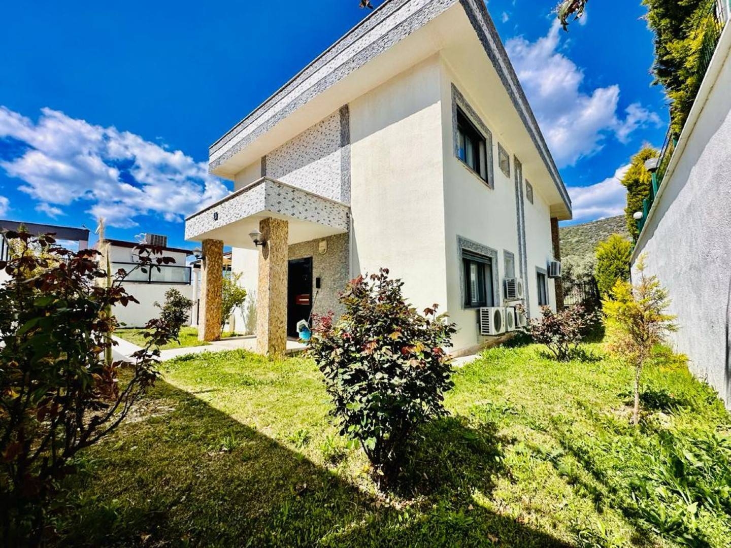 Kuşadası'nda Elverişli Konumda, Bahçeli, Özel Havuzlu, Konforlu Villa