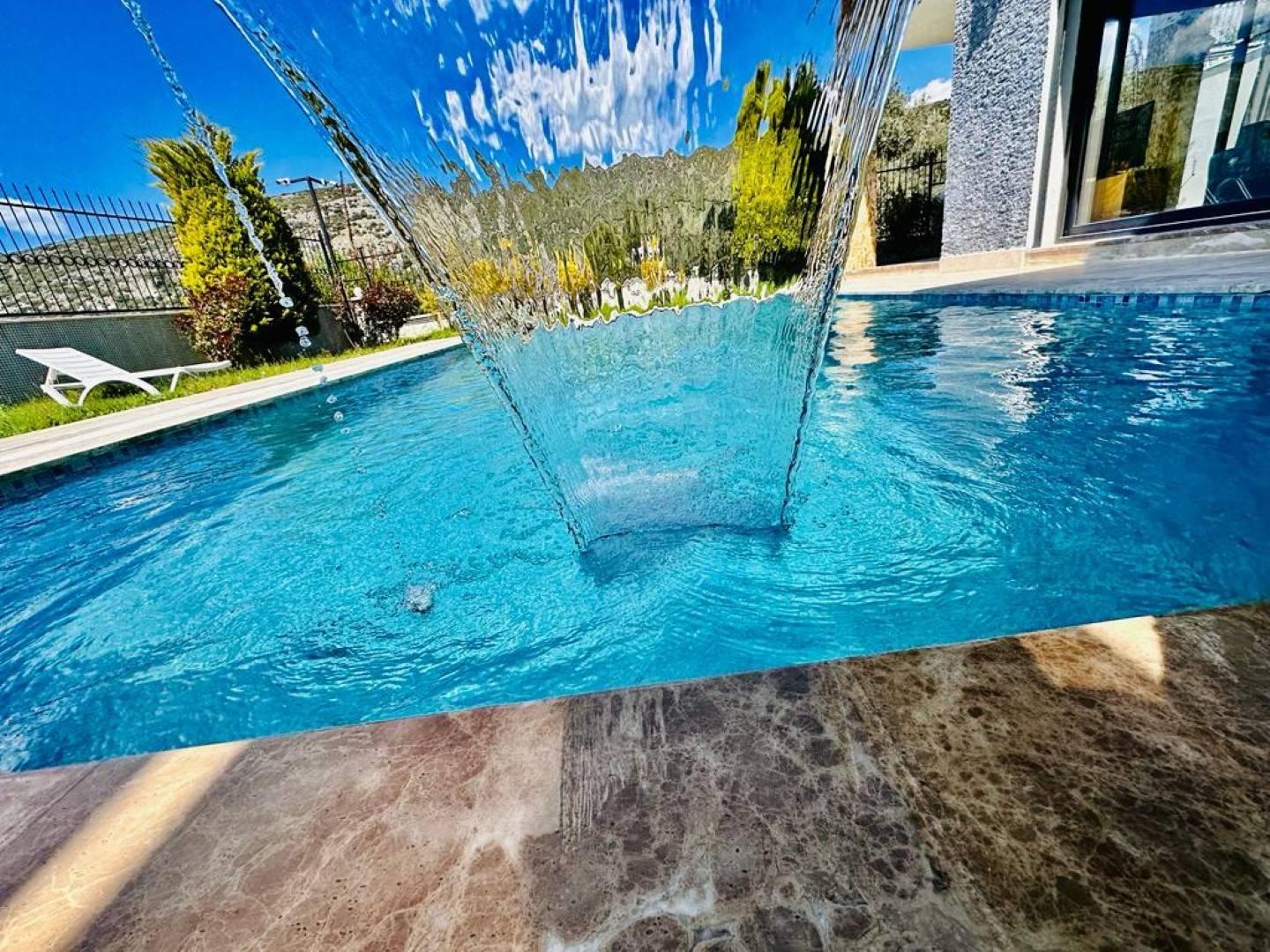 Kuşadası'nda Elverişli Konumda, Bahçeli, Özel Havuzlu, Konforlu Villa-25768