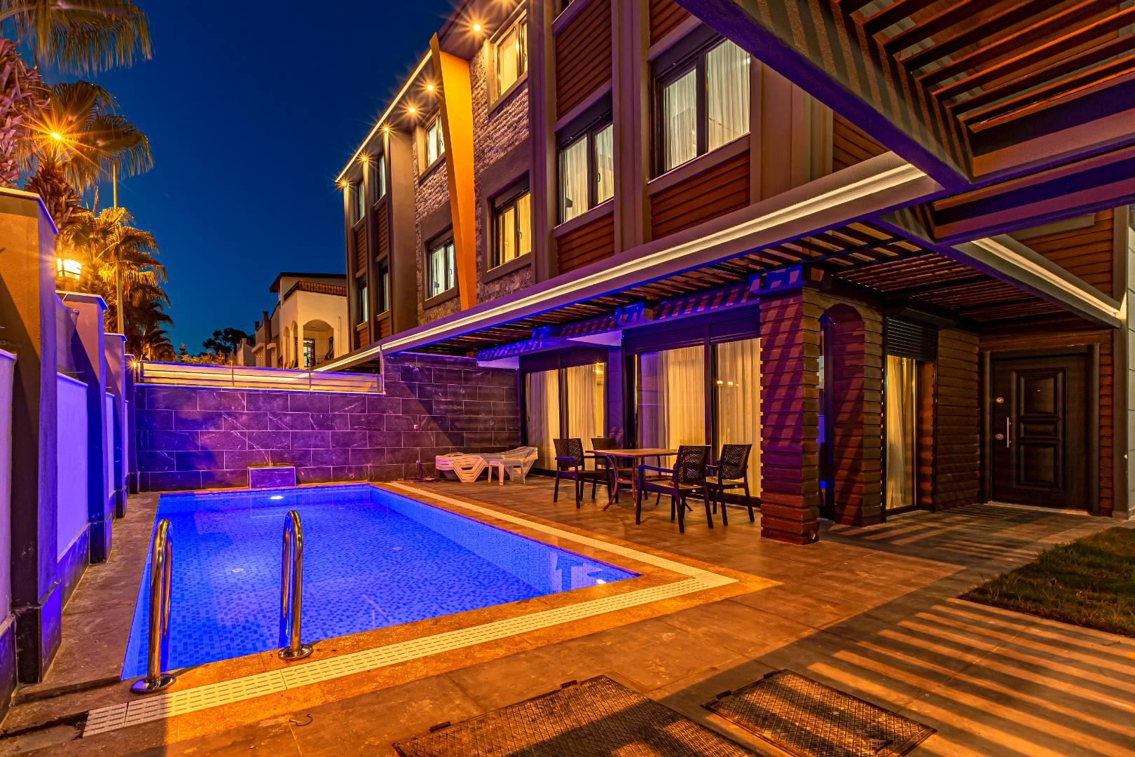 Serik Kadriye'de Merkezi Konumda, Özel Havuzlu, Kiralık Villa-40902