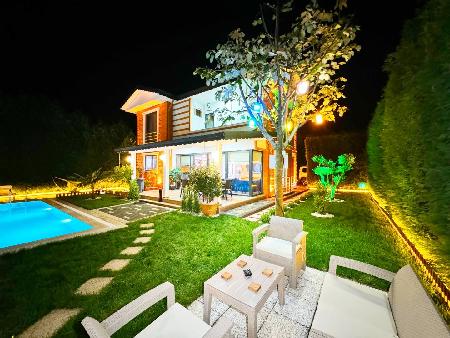 Sapanca'da Merkezi Konumda, Isıtmalı Havuzlu, 8 Kişilik Villa