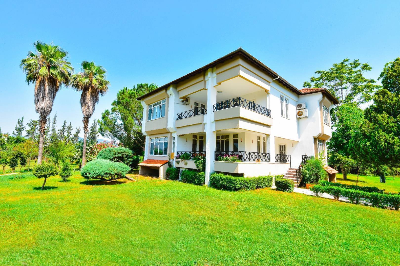 Ortaca Güzelyurt'ta 12 Kişilik, Özel Havuzlu, Modern Tasarımlı Villa