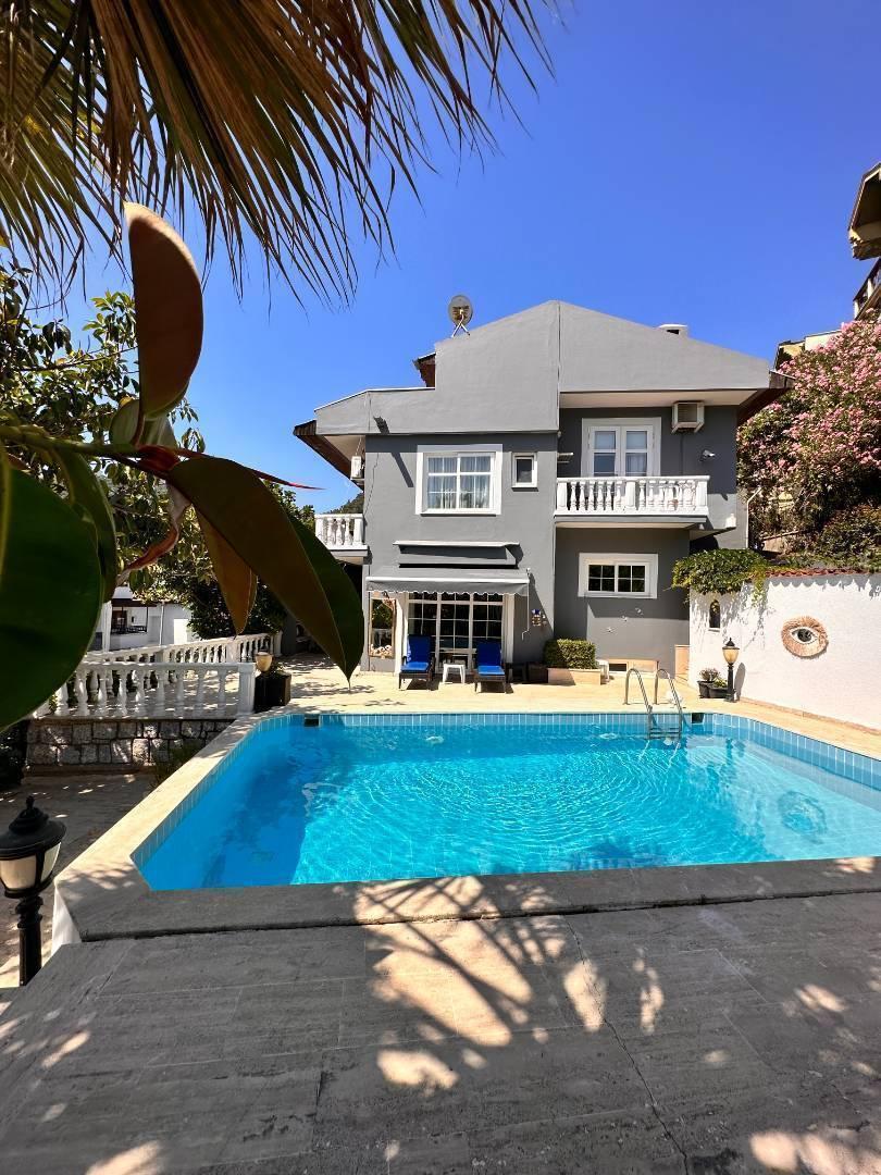 Muğla Marmaris'te Geniş Bahçeli, Özel Havuzlu, Şık Villa-36404