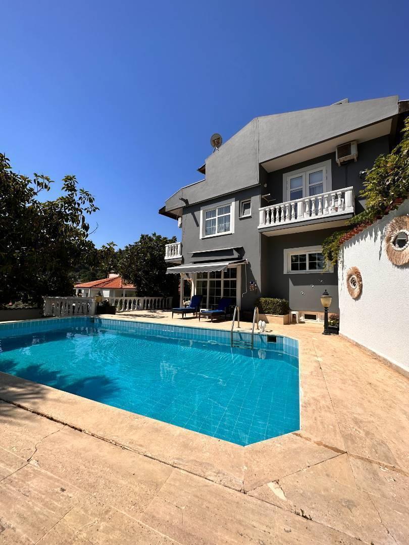 Muğla Marmaris'te Geniş Bahçeli, Özel Havuzlu, Şık Villa-36404