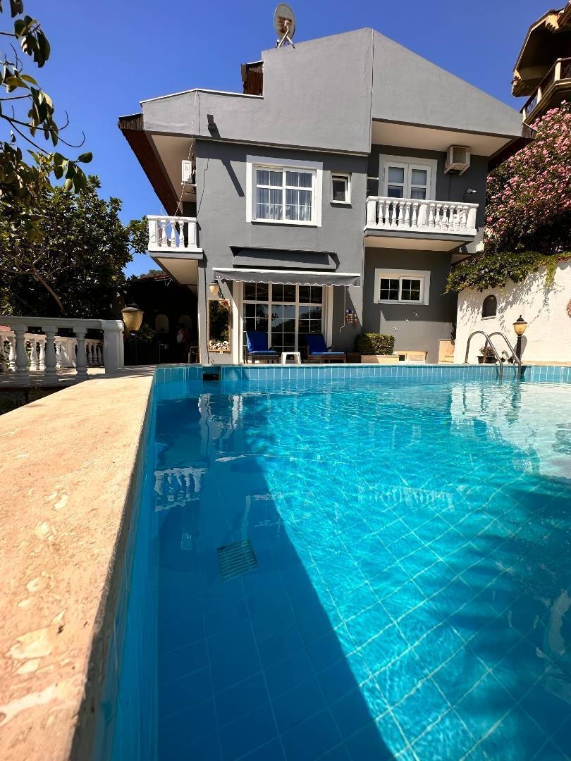 Muğla Marmaris'te Geniş Bahçeli, Özel Havuzlu, Şık Villa