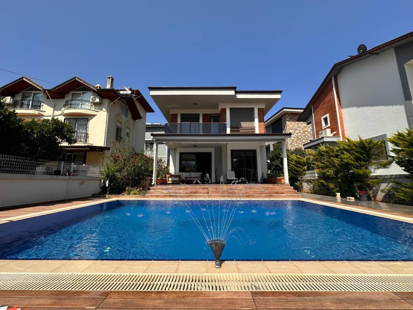 Muğla Marmaris'te Merkezi Konumda, Özel Havuzlu, Konforlu Villa-42828