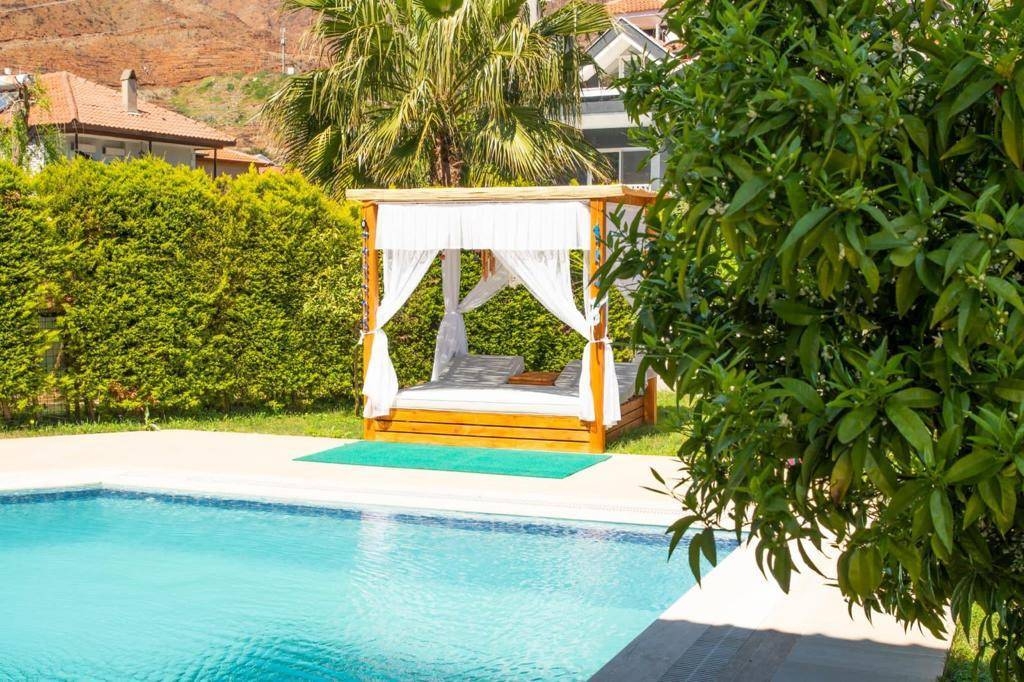 Muğla Marmaris'te Geniş Bahçeli, Özel Havuzlu, Konforlu Villa