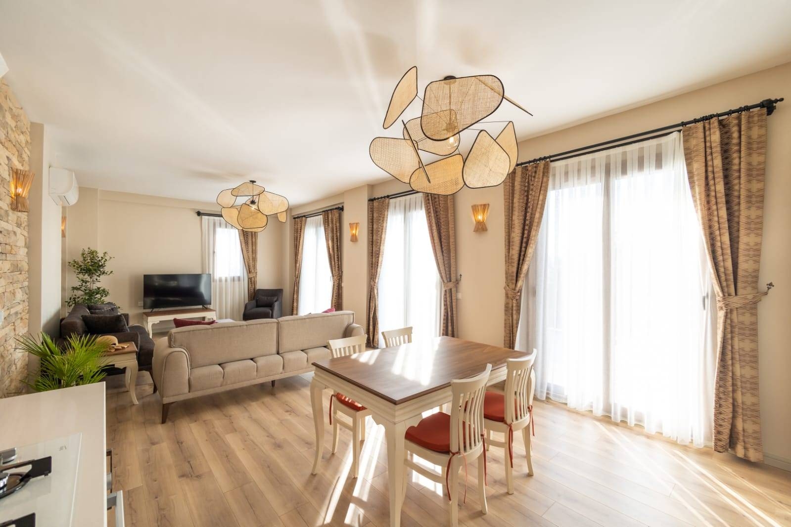 Marmaris Söğüt'te Enfes Deniz Manzaralı, Özel Havuzlu, Şık Villa