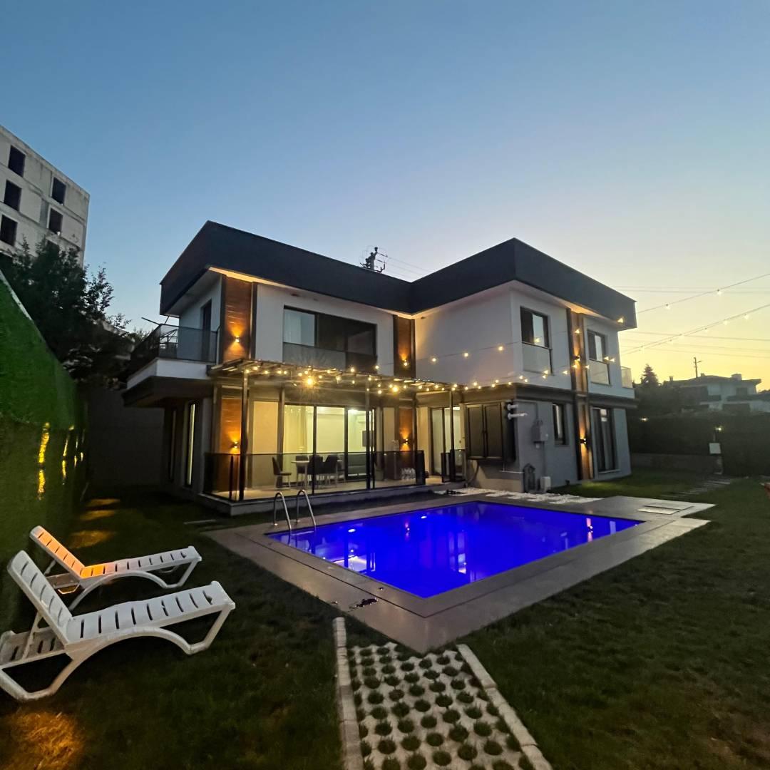 Kartepe Maşukiye'de Geniş Bahçede, Isıtmalı Havuzlu, Şık Villa-36382