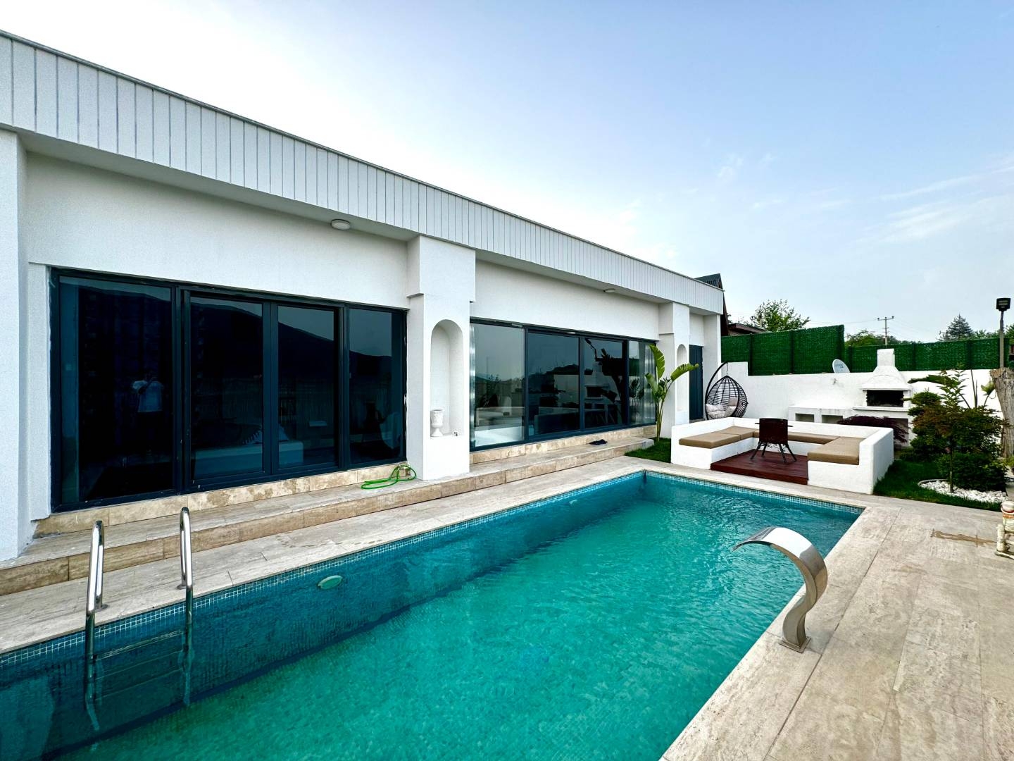 Sapanca Memnuniye'de Muhteşem Bahçeli, Özel Havuzlu, Şık Villa