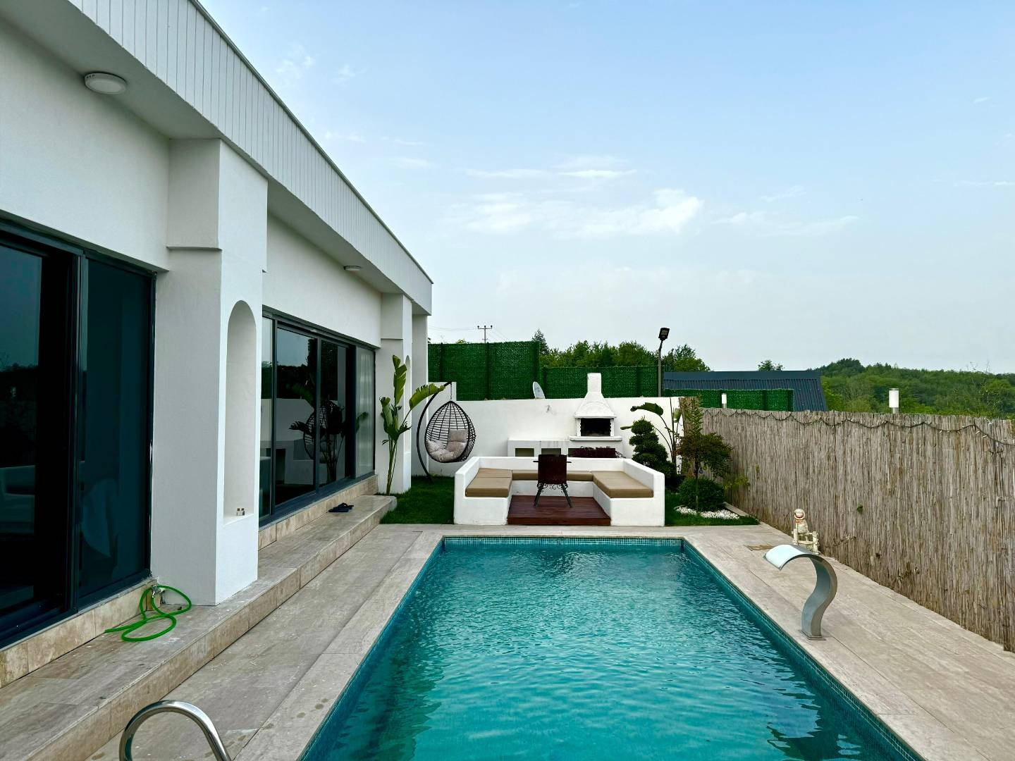 Sapanca Memnuniye'de Muhteşem Bahçeli, Özel Havuzlu, Şık Villa