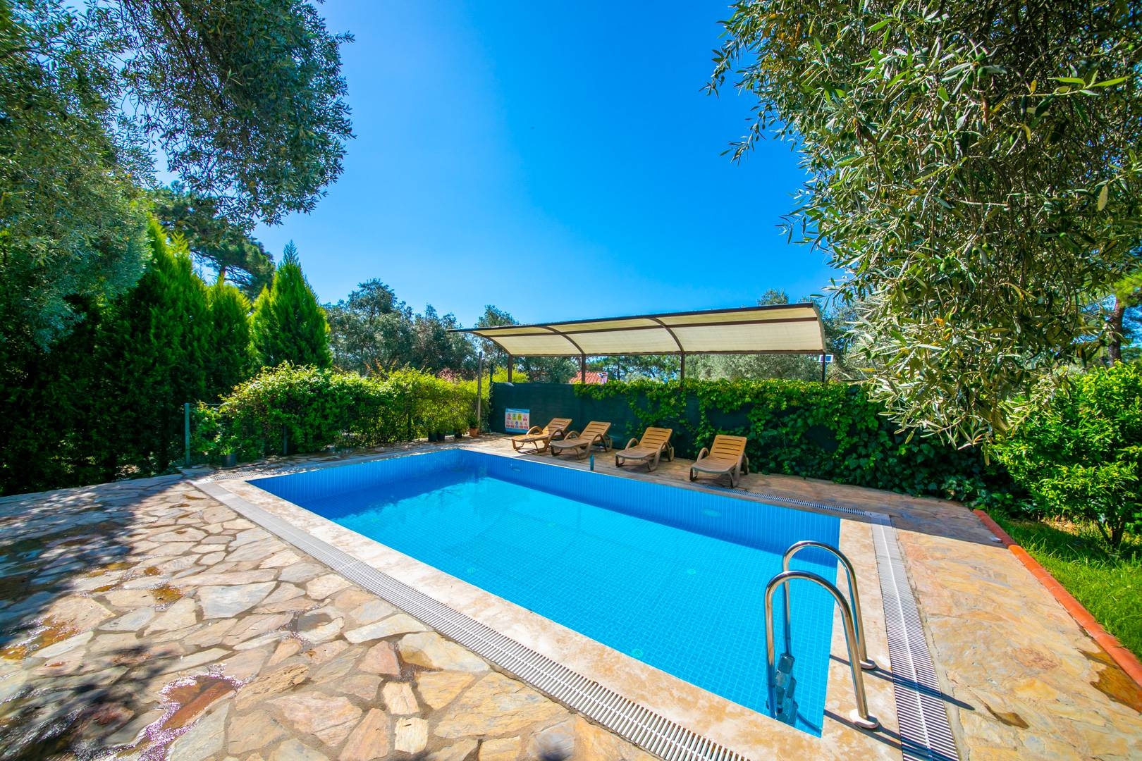 Menteşe Kuyucak'ta Huzurlu Doğada, Kapalı Havuzlu, Bahçeli Villa