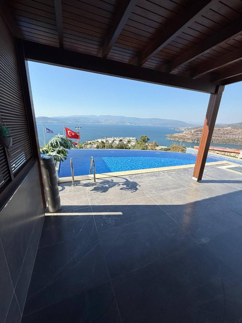 Milas Boğaziçi'nde Deniz Manzaralı, Özel Havuzlu, Bahçeli Villa