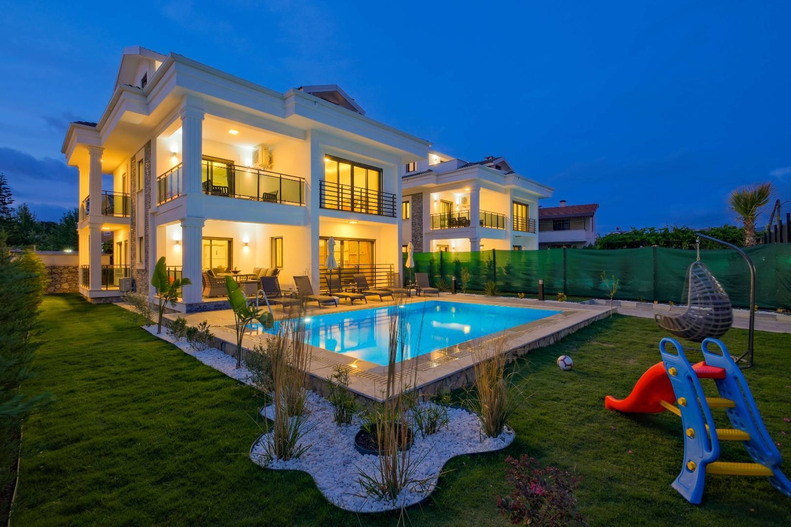 Fethiye Babataşı'nda Modern Tasarımlı, Özel Havuzlu, Lüks Villa