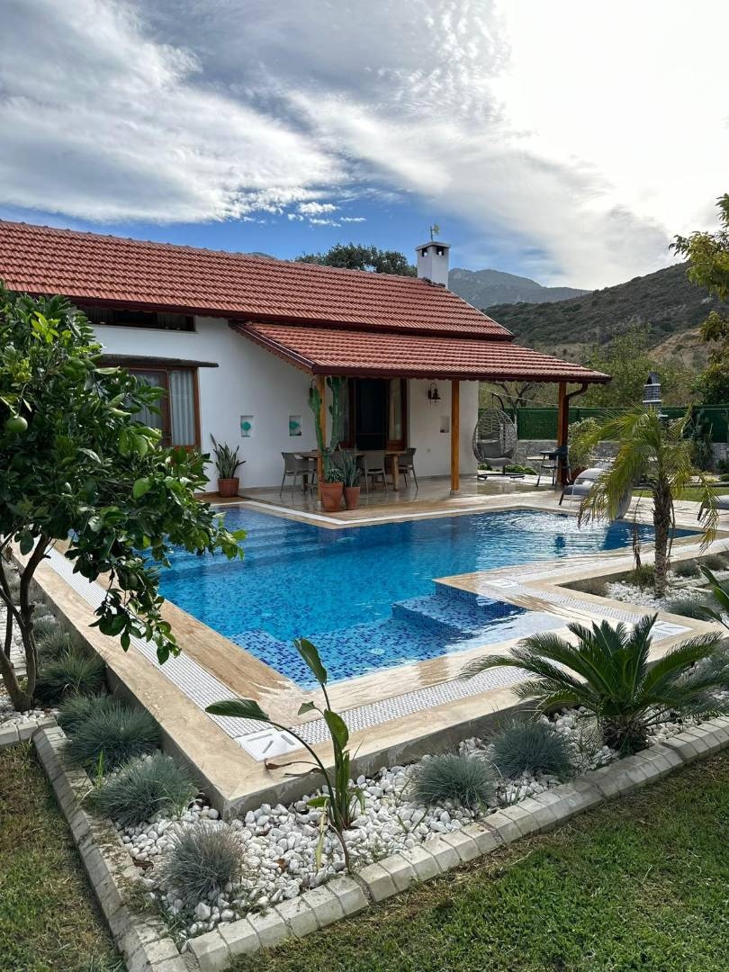 Muğla Datça'da Elverişli Konumda, Özel Havuzlu, Şık Villa