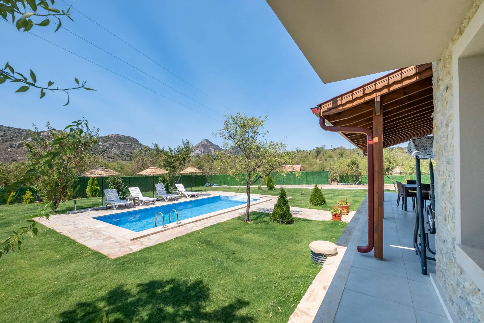 Muğla Datça'da Geniş Bahçeli, Özel Havuzlu, Taş Mimarili Villa-34555