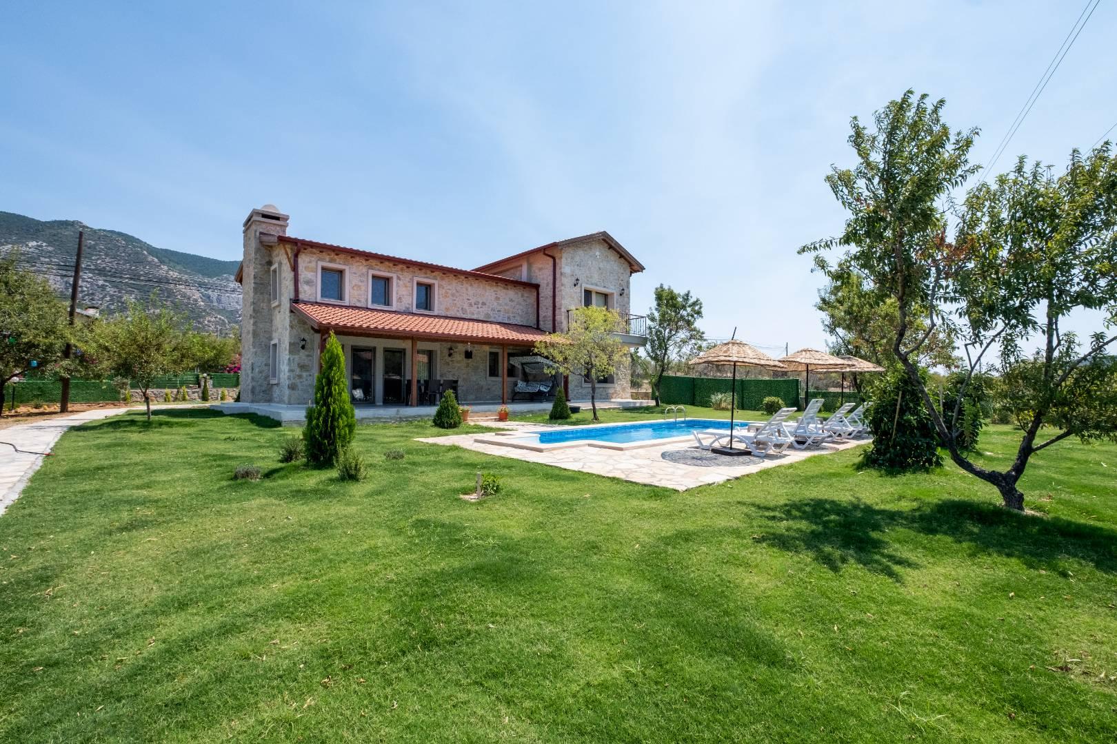 Muğla Datça'da Geniş Bahçeli, Özel Havuzlu, Taş Mimarili Villa-34555