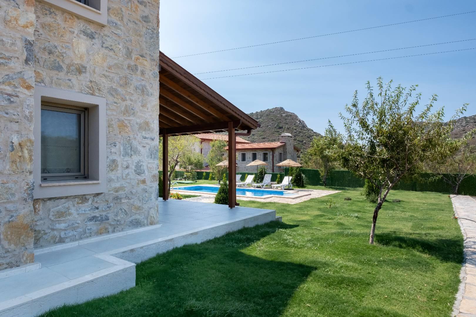 Muğla Datça'da Geniş Bahçeli, Özel Havuzlu, Taş Mimarili Villa-34555