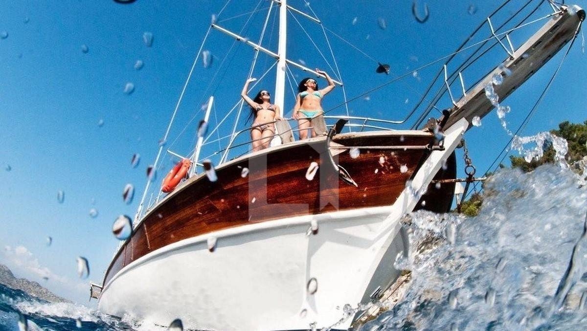 Muğla Fethiye'de, 12 Kişilik, Ahşap İç Dekorasyona Sahip, Gulet