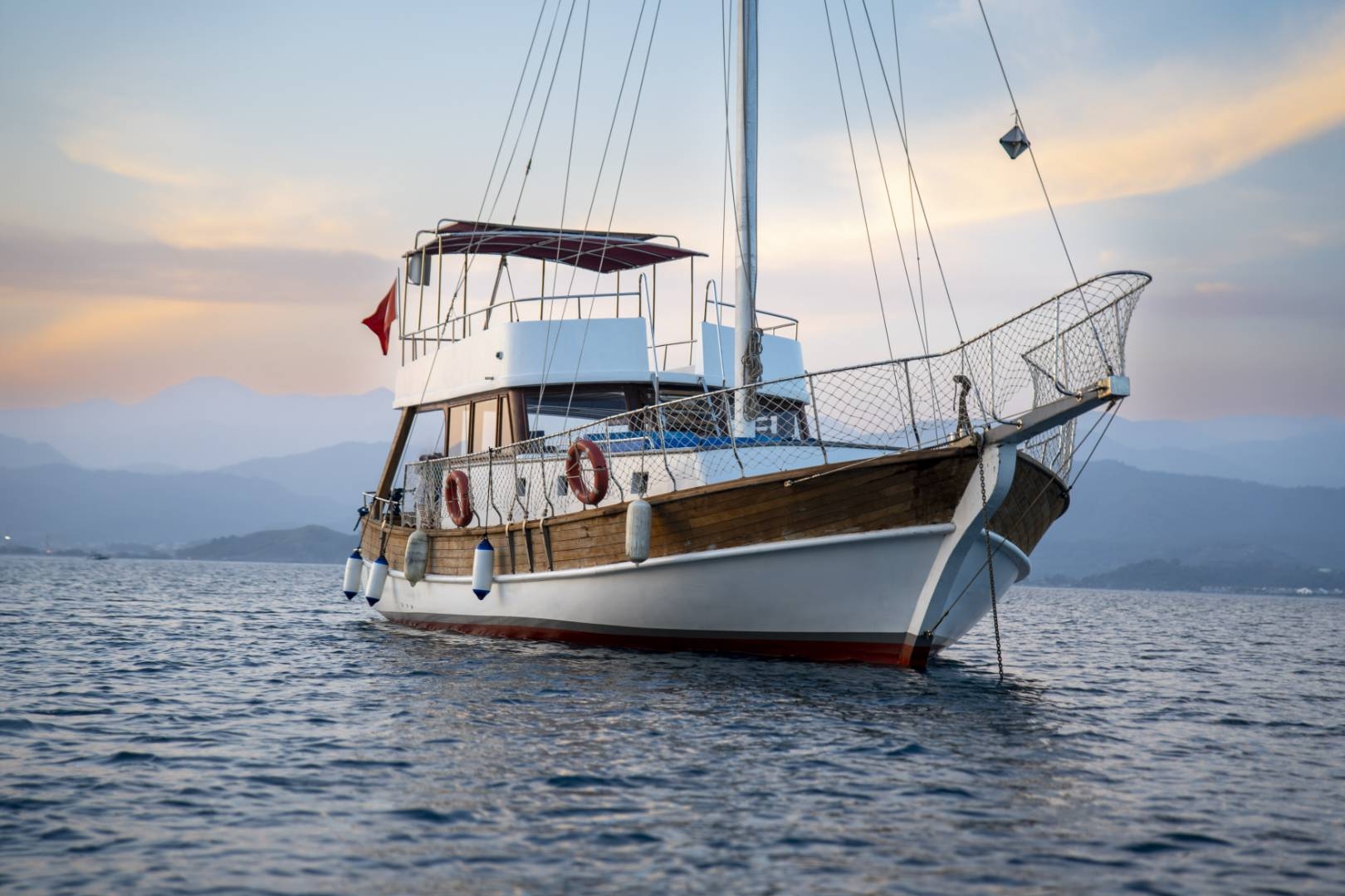 Muğla Fethiye'de Eşsiz Mavilikte, 2 Kabinli, Modern Tasarımlı Gulet