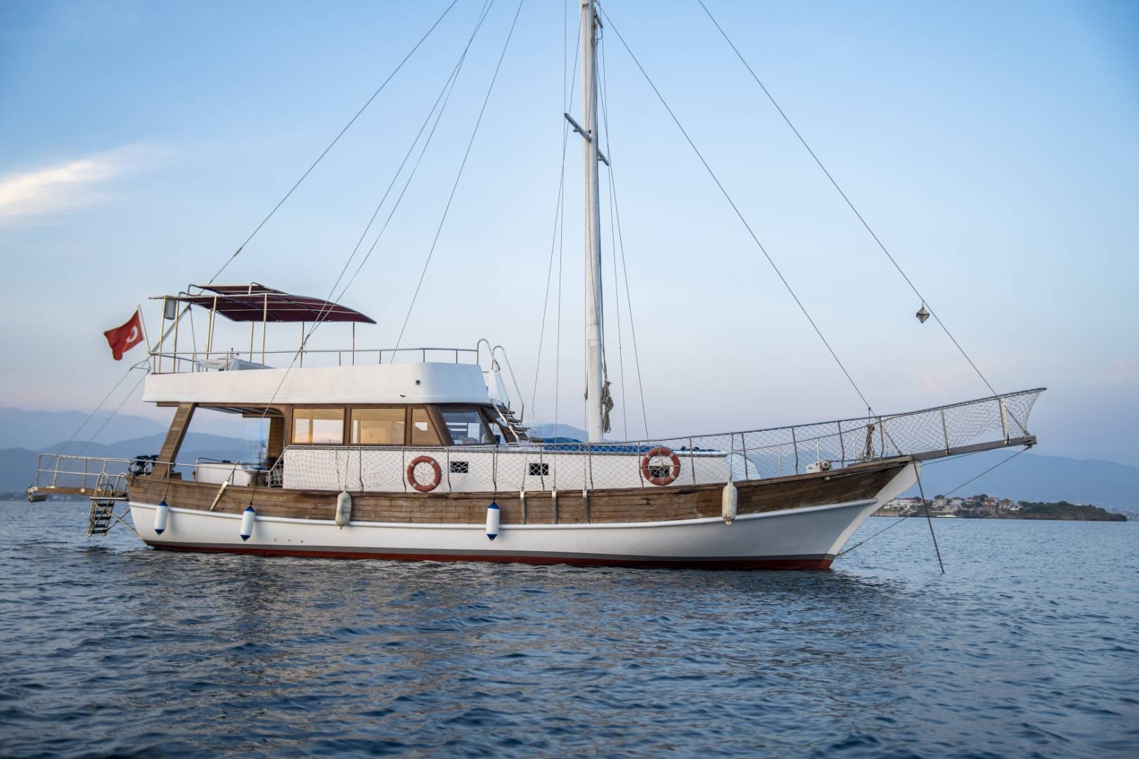 Muğla Fethiye'de Eşsiz Mavilikte, 2 Kabinli, Modern Tasarımlı Gulet