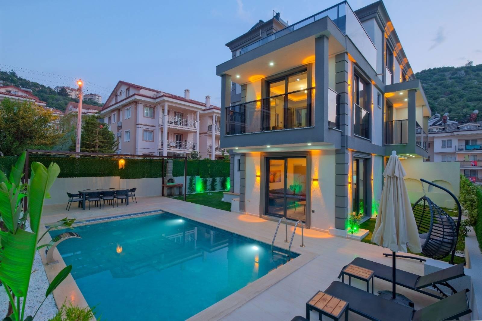 Muğla Fethiye'de Geniş Ailelere Uygun, Isıtmalı Havuzlu, Lüks Villa-42035